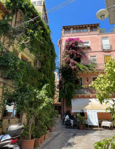 Taormina Straßen und Häuser erkunden Sizilien Juicyblogs Blog-Beitrag